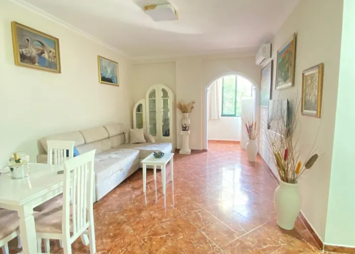 Cozy At Center Apartment Tirana